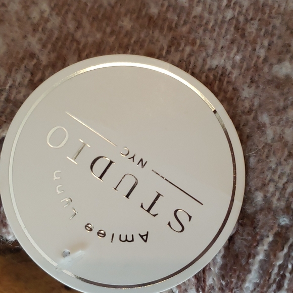 NEW women's wrap - Picture 3 of 4